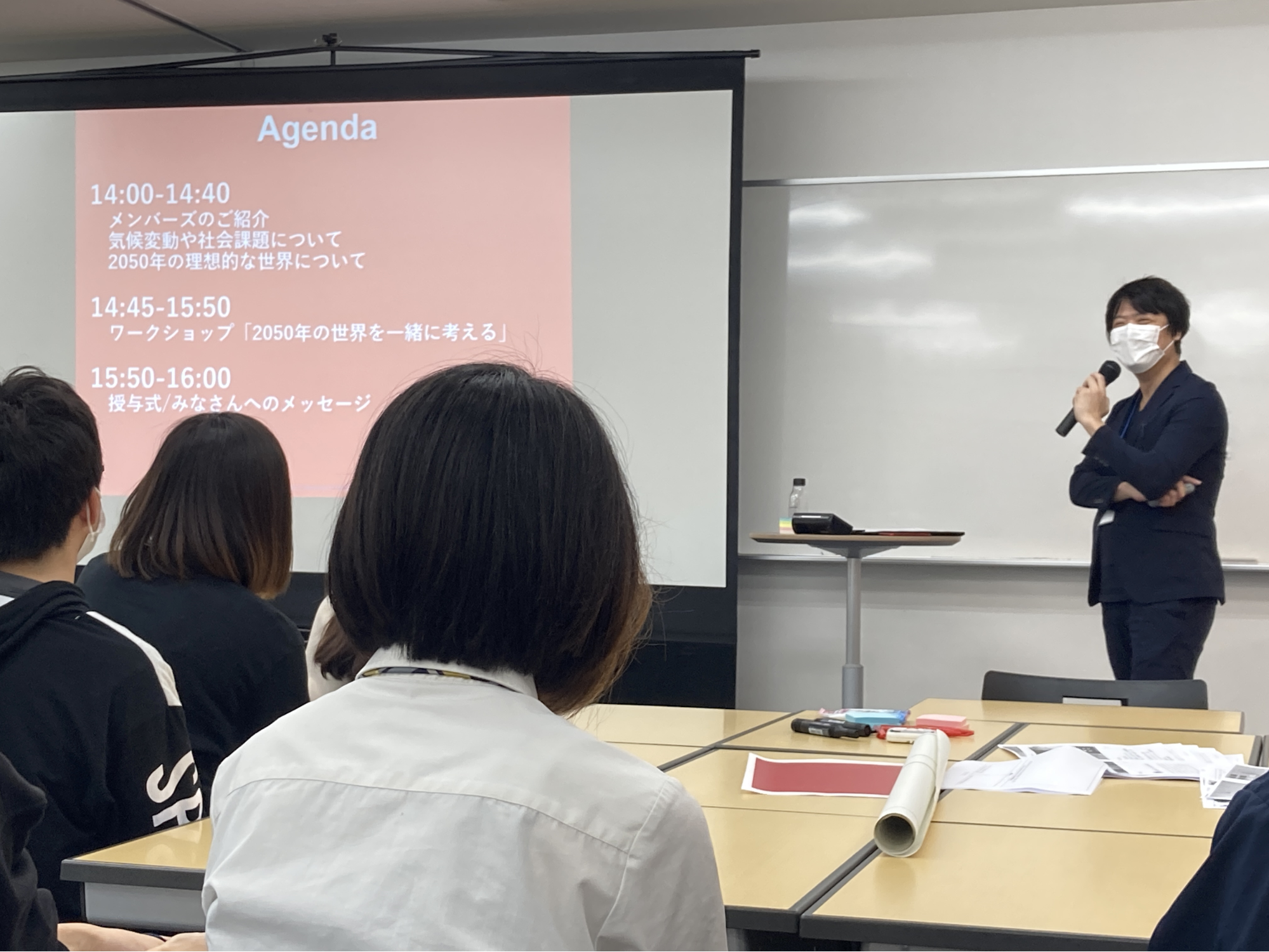 今日のスケジュールを説明するメンバーズ高見沢さん。学生はとても真剣な様子でした。